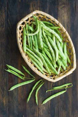 Hasır sepetlerde fasulye kabukları. Klasik tarzda mutfak sahnesi.