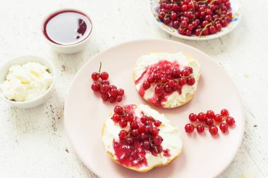Sağlıklı kahvaltı, peynirli tost, çilek reçeli ve kırmızı frenk üzümü, diyet yemeği, hafif vintage arka plan, seçici odaklanma, yakın plan.