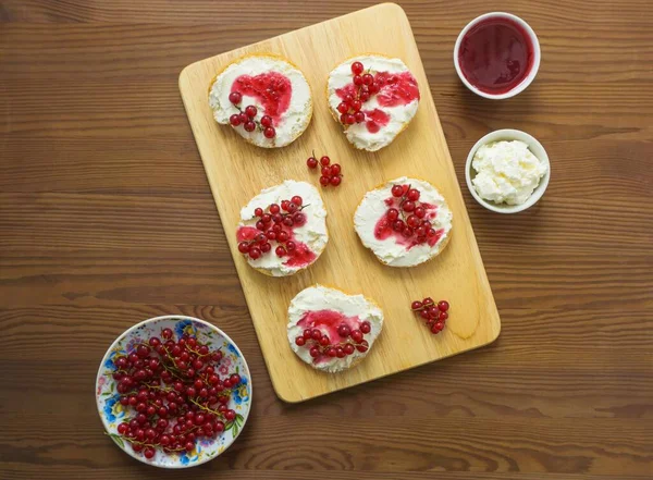 Desayuno Saludable Tostadas Con Queso Cuajada Mermelada Bayas Grosellas Rojas — Foto de Stock