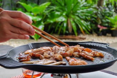 Geleneksel Kore barbekü yemeği, samgyupsal, gochujang soslu domuz eti ve sıcak tavada ızgara domuz boynu, kışın kamp yapmak için yiyecek..
