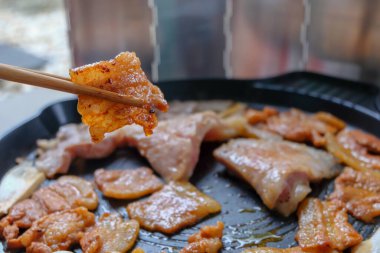 Geleneksel Kore barbekü yemeği, samgyupsal, çubuklarla marulda domuz eti, kışın kamp yapmak için yiyecek..