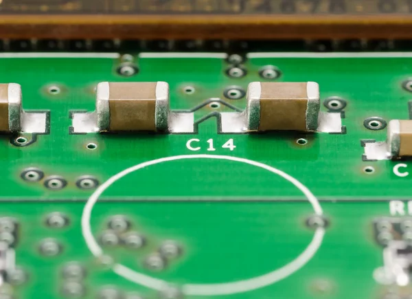 SMD kondensatorer om pcb — Stockfoto