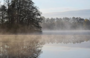 Sonbahar sabahı sisi ve göl