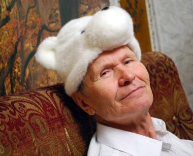 dedesi yorgun ama başında bir ayı maskesi ile smilling