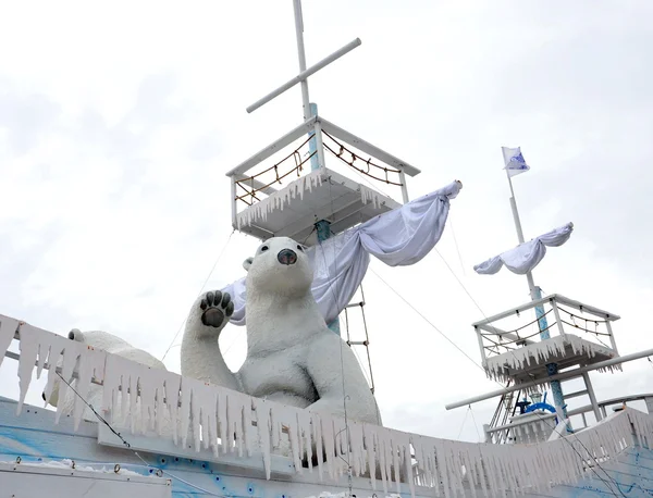 Polar bear decoration in a big ship — Stock Photo, Image
