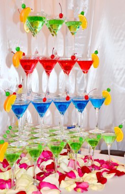 Piramit gözlük yeşil, kırmızı ve mavi kokteyller ile