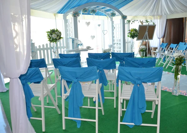 Bianco sedie pieghevoli di installazione per una cerimonia di nozze — Foto Stock