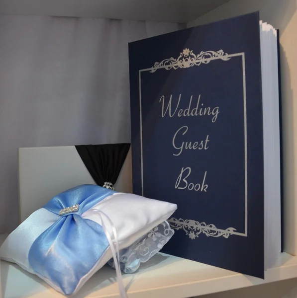 Свадебная гостевая книга на полке — стоковое фото