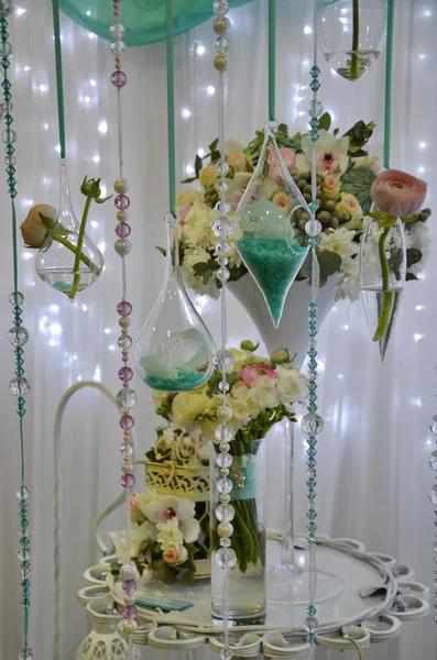 Decoraciones de boda con flores, abalorios — Foto de Stock