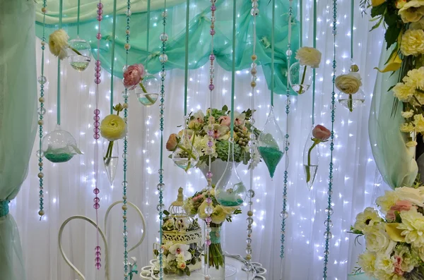 Décorations avec des cages, fleurs, perles — Photo