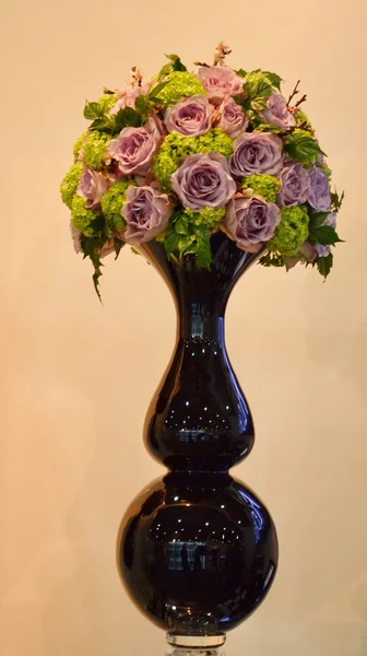 Florero de vidrio con rosas flores —  Fotos de Stock