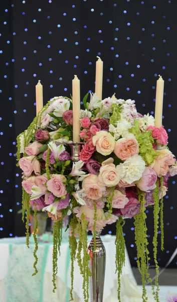 Vaas met bloemen en kaarsen — Stockfoto