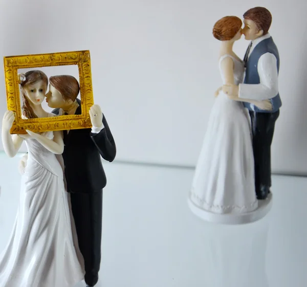 Figuren von Bräuten und Bräutigamen für eine Hochzeitstorte obenauf — Stockfoto