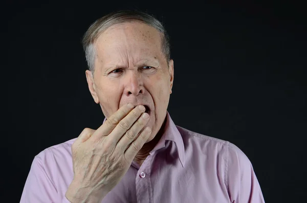 Senior gäspningar — Stockfoto