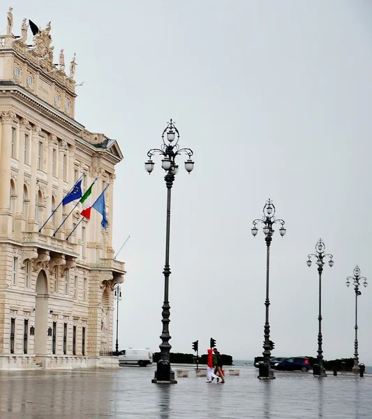 Arquitectura histórica en Italia. Plaza principal . — Foto de Stock