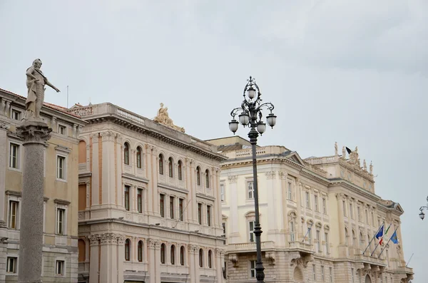 Arquitetura histórica na Itália. Praça principal — Fotografia de Stock