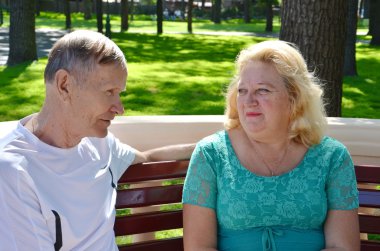 konuşmak kıdemli mutlu çift