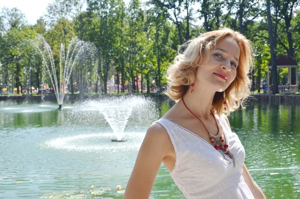 Linda chica en el parque — Foto de Stock