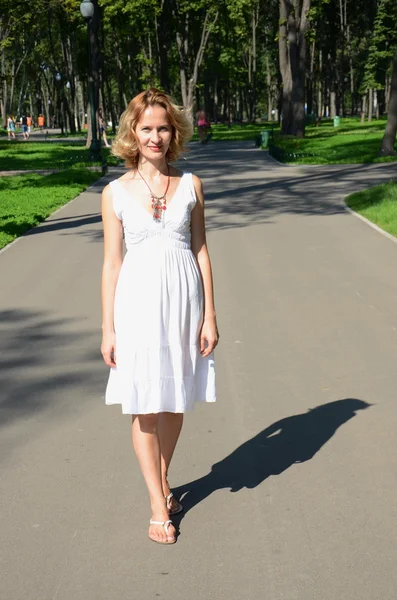 Linda chica en el parque — Foto de Stock