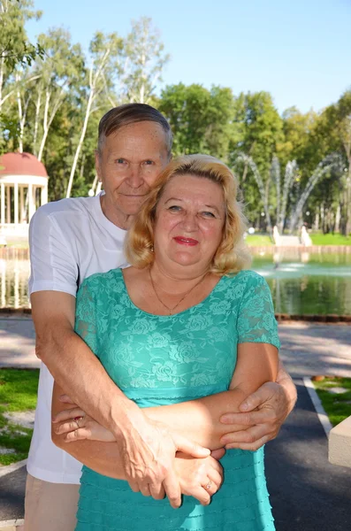 Retrato de feliz pareja de ancianos — Foto de Stock