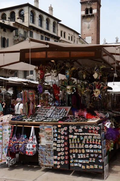 Souvenirs en cadeaus zoals maskers, magneten — Stockfoto