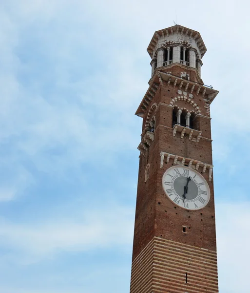 Toren in aan het piazza signori — Stockfoto