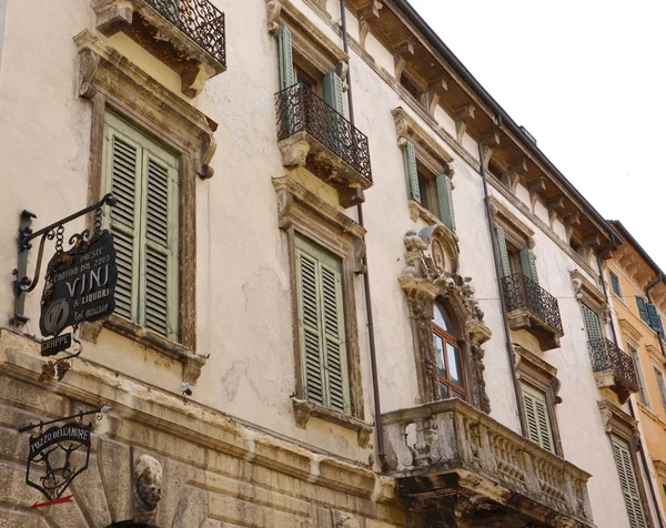 Історичною архітектурою у Вероні — стокове фото