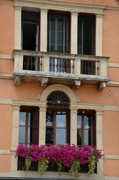 Italienische Fenster — Stockfoto