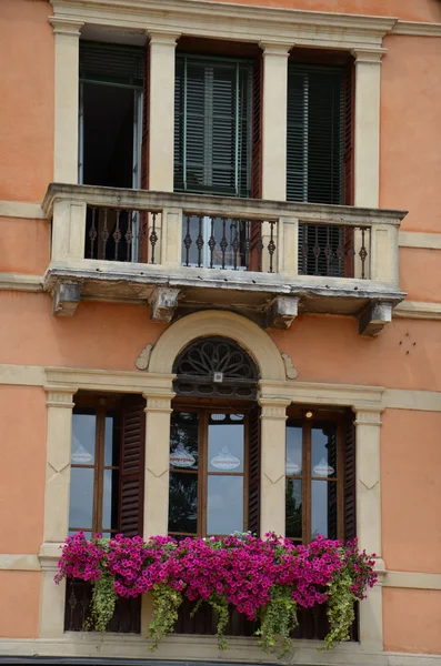 Ventanas italianas — Foto de Stock