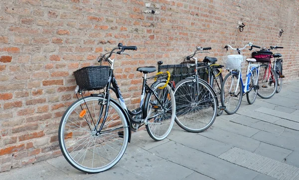 壁の近くの自転車 — ストック写真