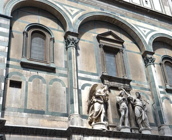 Statyer i santa maria del fiore, Florens, exteriör — Stockfoto