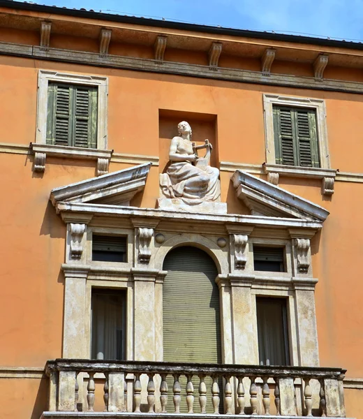 Gevel van de oude gebouw in Italië — Stockfoto