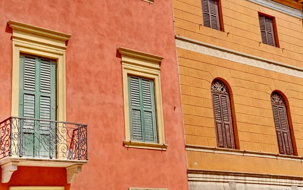 Traditionella fönster i Italien — Stockfoto