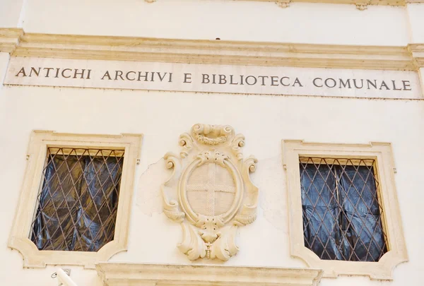 Fachada de edifício de Biblioteca na Itália — Fotografia de Stock