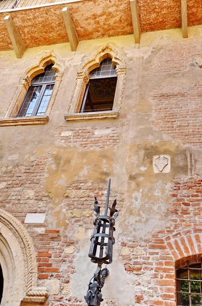 Фасад старого здания в Вероне, Италия — стоковое фото