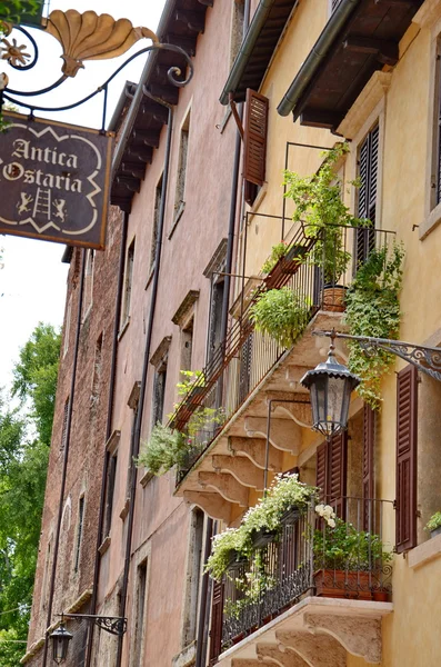 Балкони у Вероні, Італія — стокове фото