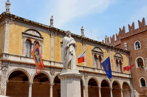 Dante heykeli, piazza sinyorlar verona, İtalya — Stok fotoğraf