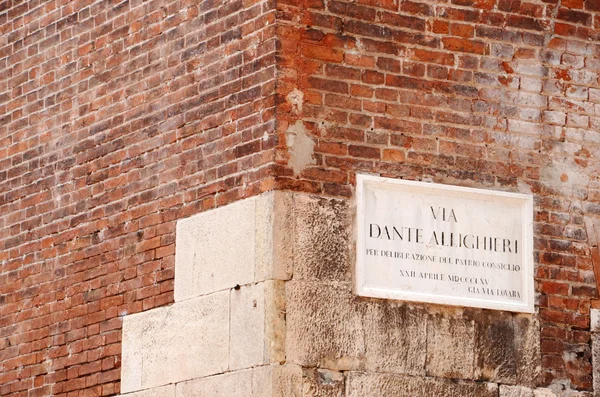 Σημάδι του Δάντη aligieri δρόμου στη Βερόνα — Φωτογραφία Αρχείου