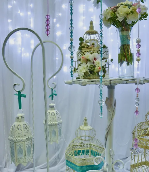 Décorations de mariage avec fleurs, perles — Photo