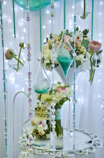 Bryllupsdekorasjoner med blomster, perler – stockfoto