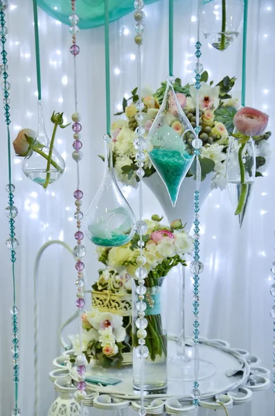 Wedding decorations with flowers, beads — Stock Photo, Image