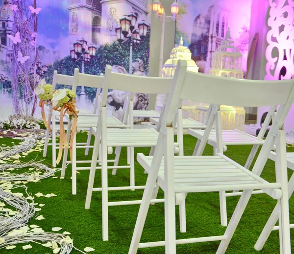 Installation de chaises pliantes en bois blanc — Photo