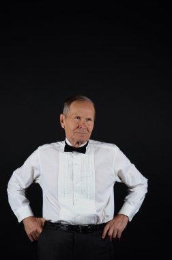 kalça siyah arka plan üzerinde el ile iş adamı