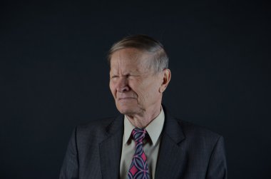 işadamı uzaklarda aramaya