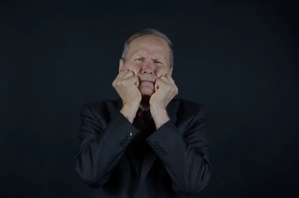 Affärsman med hand nära munnen — Stock fotografie