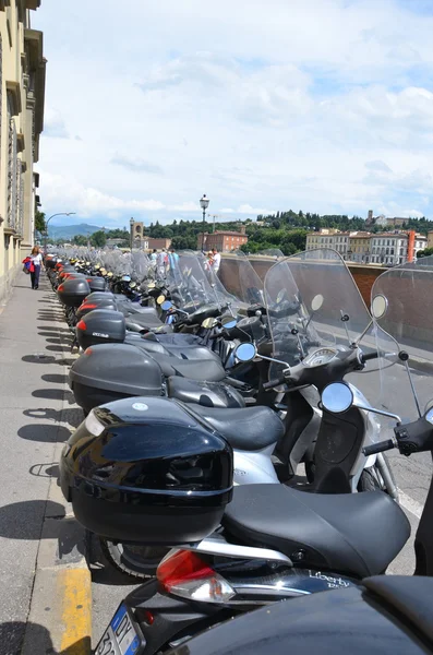 Rad med motorcyklar i street — Stockfoto