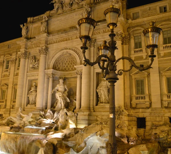 Fontein di trevi bij nacht, rome, Italië — Stockfoto