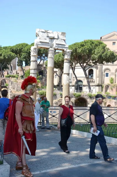 Gladiator in der straße von rom, italien — Stockfoto