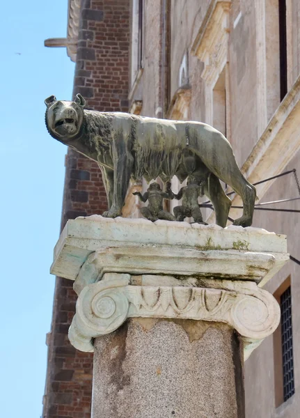 Статуя Ромула и Рема в Риме — стоковое фото