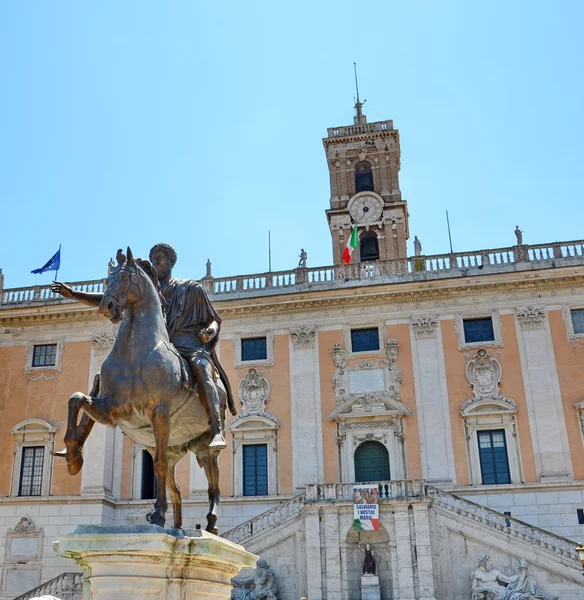 Statue of Marcus Aurelius with flag of EU in his hand — Stock Photo, Image